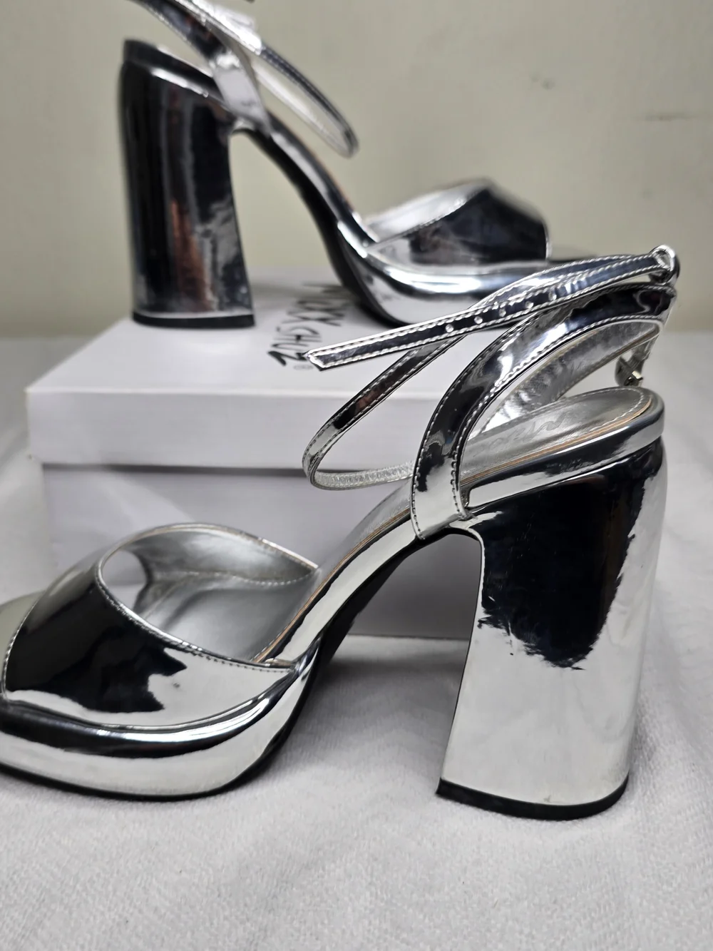 Mix No. 6 Silver Metallic Block Heel Sandals – Women's Size 10